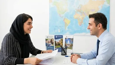 تصویر یک خانم در حال پاسخدهی به سوالهای افسر پرونده